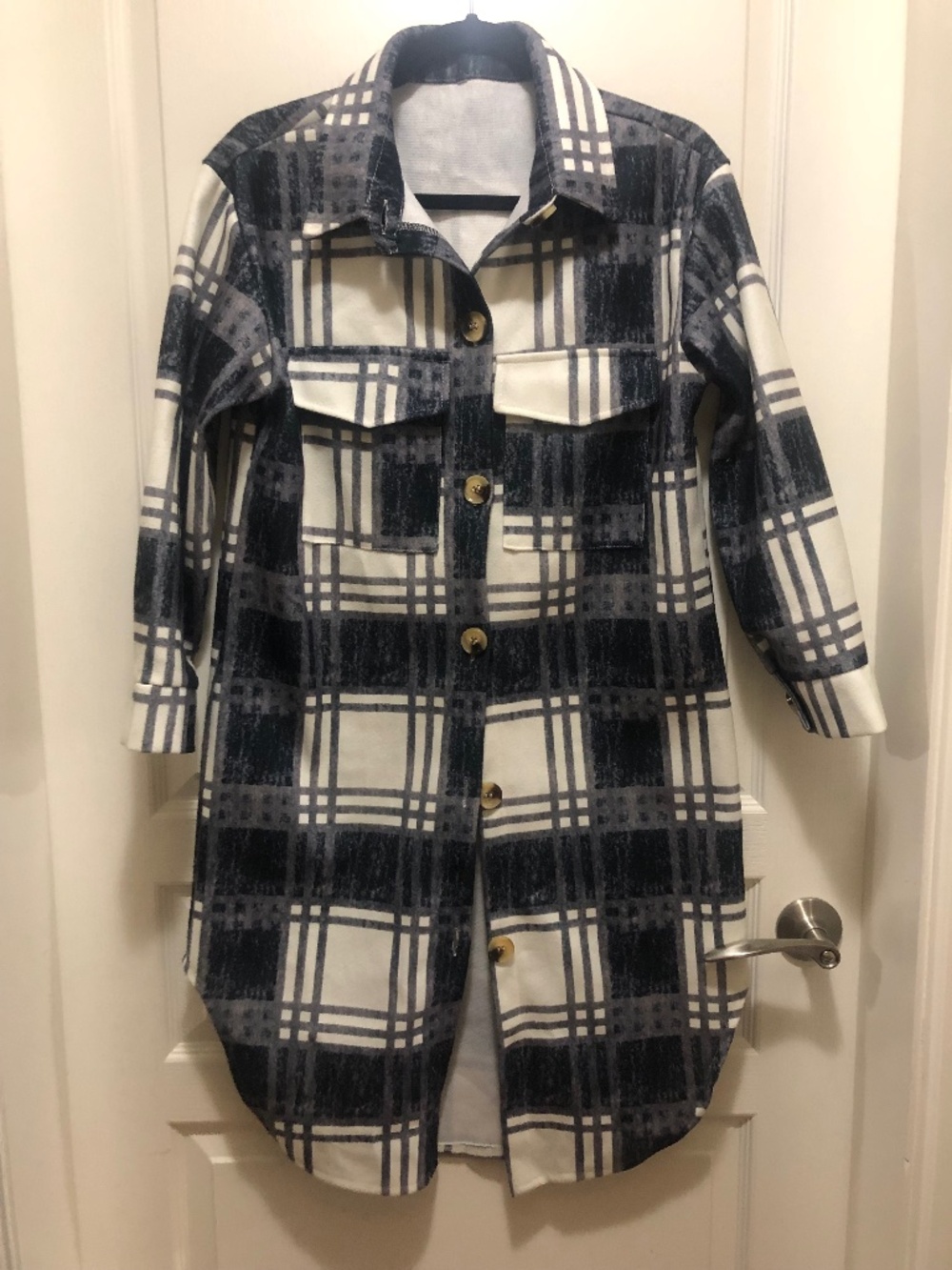 Women’s Small grey black cream plaid shacket button front